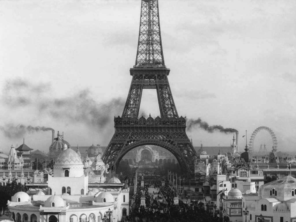 Picture of the construction of the Eiffel Tower